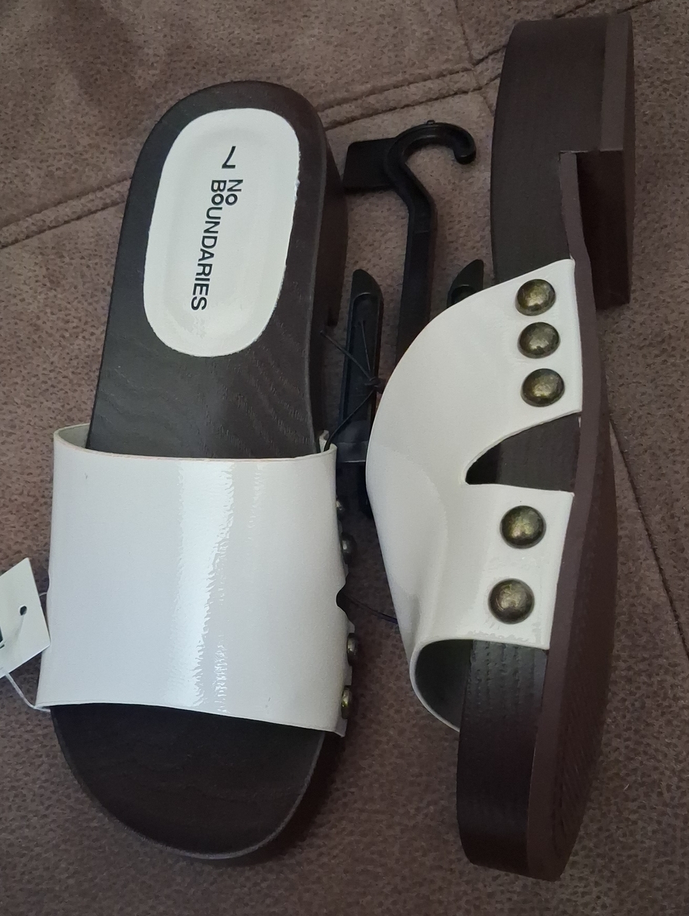 No Boundaries White/Cream Patent Slide Sandals with Stud Accents Size 7